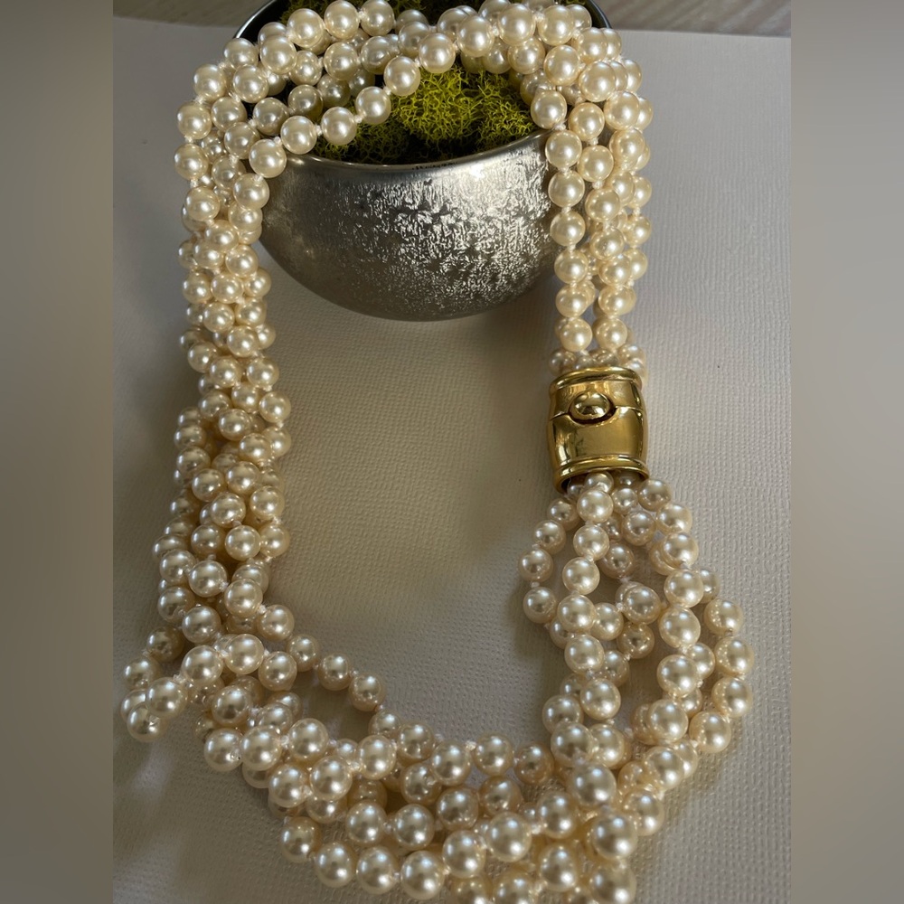 L’OFFICIEL Italy Pearl Necklace with Gold Clasp
